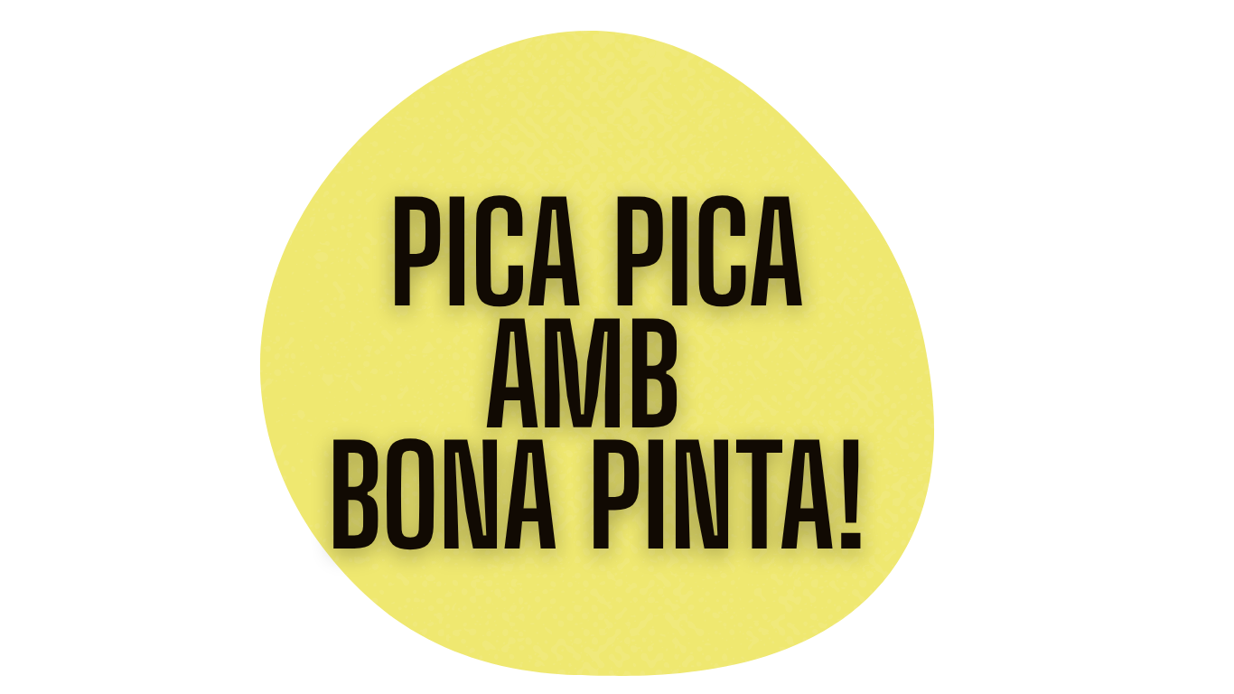 Sòcia comprant a granel a Foodcoop
