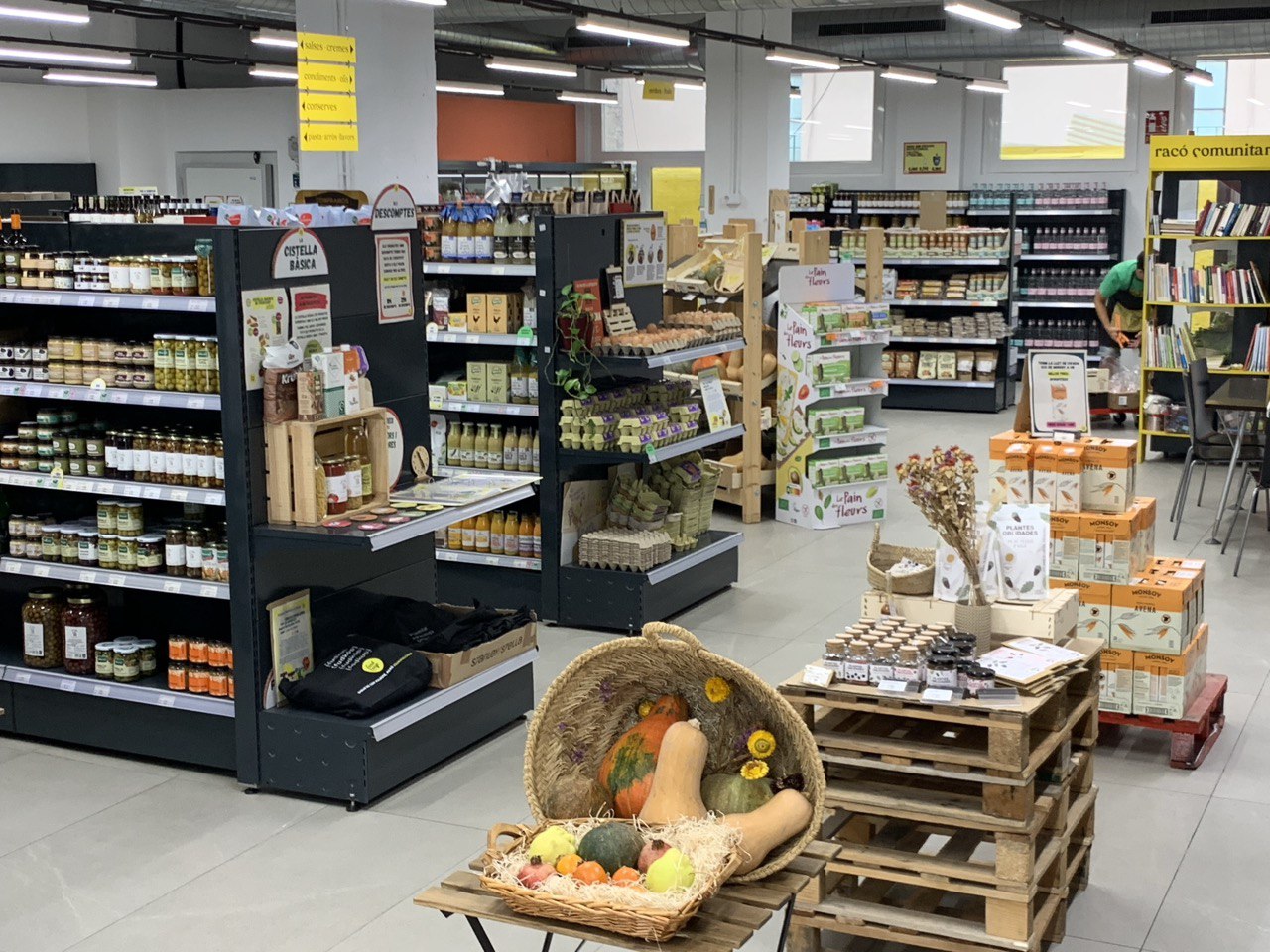 Sòcies a Foodcoop BCN amb productes del supermercat